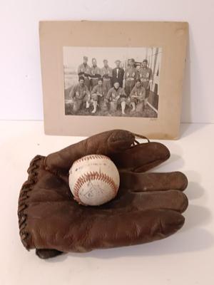 Vintage 1940's baseball glove with Antique photo of Baseball players