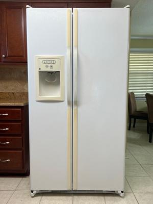 GE 25cuft Refrigerator/Freezer**READ DETAILS