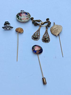 Beatiful vintage Jewelry pieces - pendants - pins - Hat pins