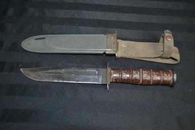 LOT 31. CAMILLUS COMBAT KNIFE AND SCABBARD