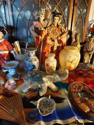 LARGE SELECTION OF ASIAN THEMED COLLECTIBLES AND DECOR