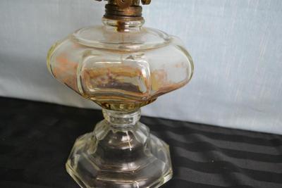 LOT 40. GLASS OIL LAMP
