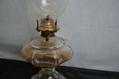 LOT 40. GLASS OIL LAMP