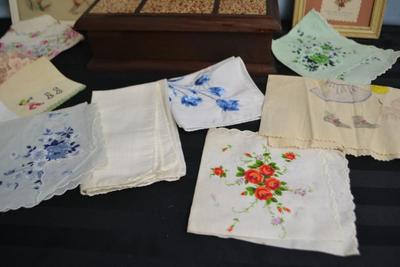 LOT 67. WALL DECOR, VINTAGE WOOD BOX AND HANDKERCHIEFS
