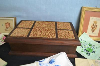LOT 67. WALL DECOR, VINTAGE WOOD BOX AND HANDKERCHIEFS