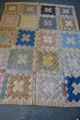 LOT 70. VINTAGE QUILT