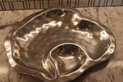 Large Shell Shaped Bowl with Dip