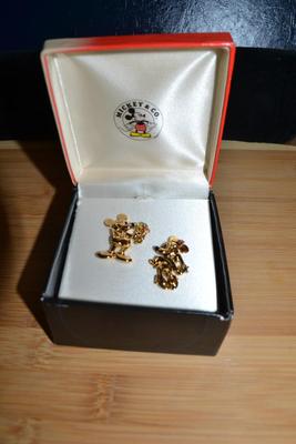 LOT 75. DISNEY MICKEY AND MINNIE MOUSE PIN SET