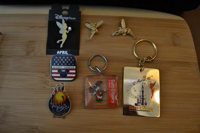 LOT 91. DISNEY PINS & KEY CHAINS