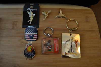 LOT 91. DISNEY PINS & KEY CHAINS