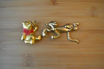 LOT 93 DISNEY POOH AND TIGGER PINS