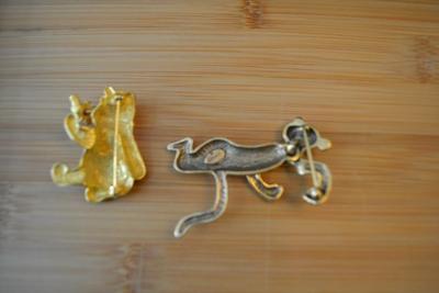 LOT 93 DISNEY POOH AND TIGGER PINS