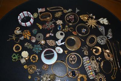 LOT 118 LOT OF LADIES COSTUME JEWELRY