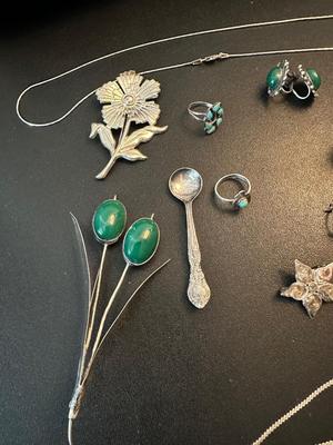 LOT 124. COLLECTION OF STERLING SILVER JEWELRY AND ITEMS