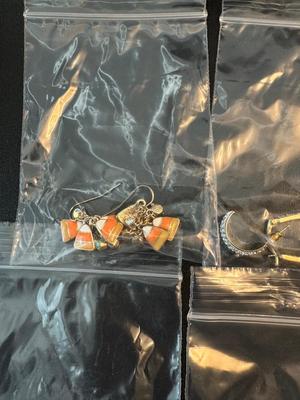 LOT 125. LOT OF COSTUME JEWELRY EARRINGS