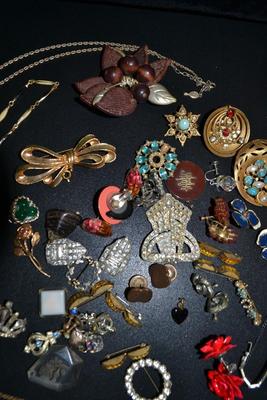 LOT 126 LOT OF COSTUME JEWELRY