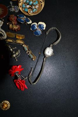 LOT 126 LOT OF COSTUME JEWELRY