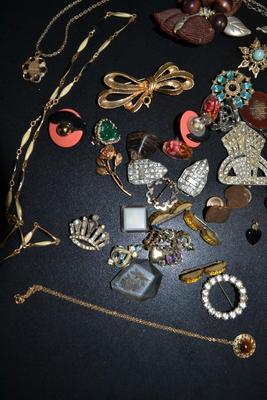 LOT 126 LOT OF COSTUME JEWELRY