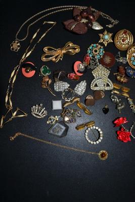 LOT 126 LOT OF COSTUME JEWELRY