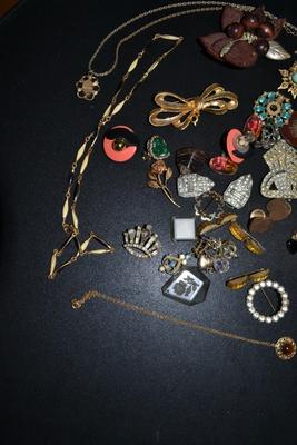 LOT 126 LOT OF COSTUME JEWELRY
