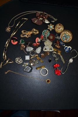 LOT 126 LOT OF COSTUME JEWELRY