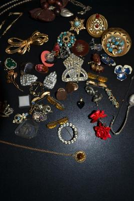 LOT 126 LOT OF COSTUME JEWELRY