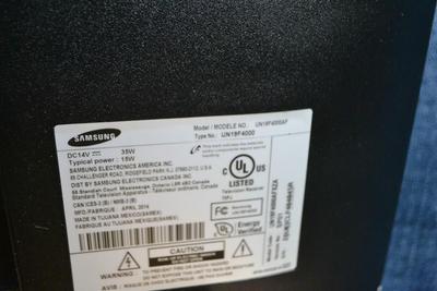LOT  153 SAMSUNG TV WITH REMOTE 19"