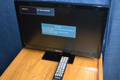 LOT  153 SAMSUNG TV WITH REMOTE 19"