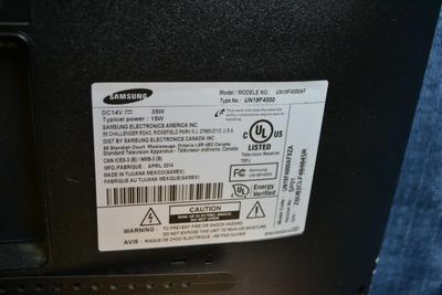 LOT  153 SAMSUNG TV WITH REMOTE 19"