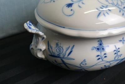 LOT 156 MEISSEN BLUE ONION PATTERN LIDDED TUREEN