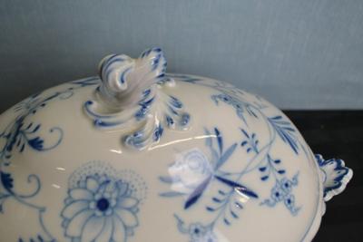 LOT 156 MEISSEN BLUE ONION PATTERN LIDDED TUREEN