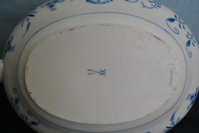 LOT 156 MEISSEN BLUE ONION PATTERN LIDDED TUREEN