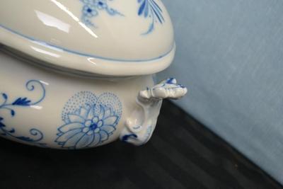 LOT 156 MEISSEN BLUE ONION PATTERN LIDDED TUREEN
