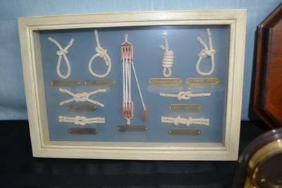 LOT 160. WALL DECOR AND DESK CLOCK