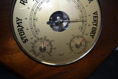 LOT 160. WALL DECOR AND DESK CLOCK