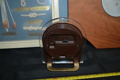 LOT 160. WALL DECOR AND DESK CLOCK