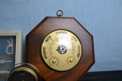 LOT 160. WALL DECOR AND DESK CLOCK