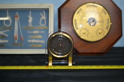 LOT 160. WALL DECOR AND DESK CLOCK