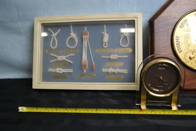 LOT 160. WALL DECOR AND DESK CLOCK