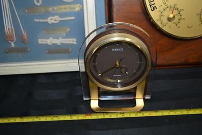 LOT 160. WALL DECOR AND DESK CLOCK
