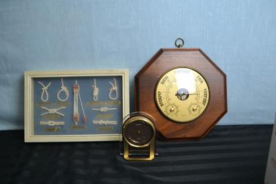 LOT 160. WALL DECOR AND DESK CLOCK