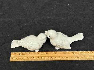 Pair of Vintage Ceramic Porcelain Bird Finch Sparrow Figurines