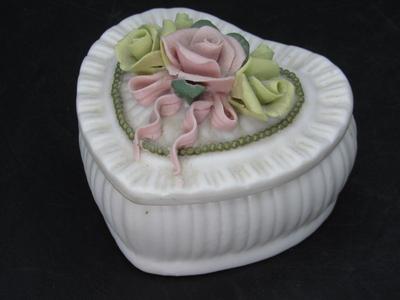 Small Retro Heart Shaped Baby Bridal White Pink Floral Trinket Jewelry Snuff Box