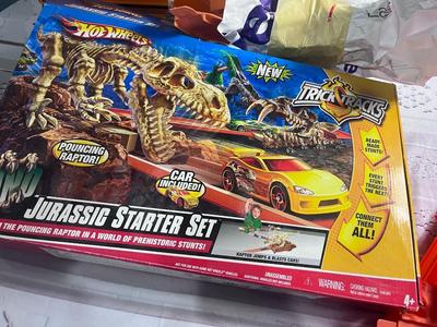 HOT WHEELS JURASSIC STARTER SET