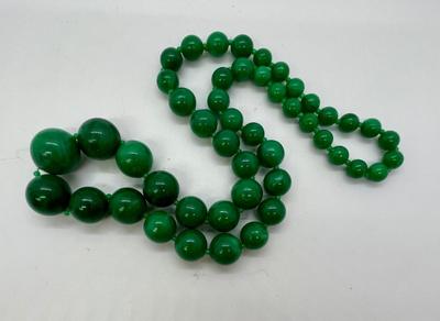 Vintage Swirled Green Plastic Beaded Necklace