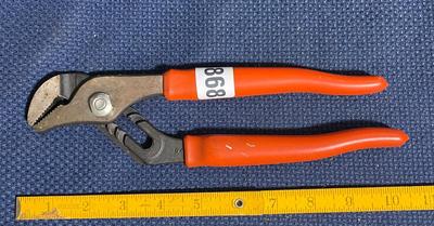 Adjustable wrench