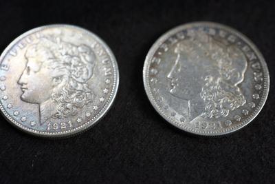 HISTORIC MORGAN DOLLAR SILVER DOLLAR COLLECTION INCLUDING 1890 CC  - FIVE COINS IN PRESENTATION BOX