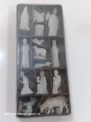1960's COMPLETE GLOW IN THE DARK miniature Nativity set