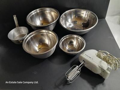 Four stainless mixing bowls with Proctor- silex 5 mixer