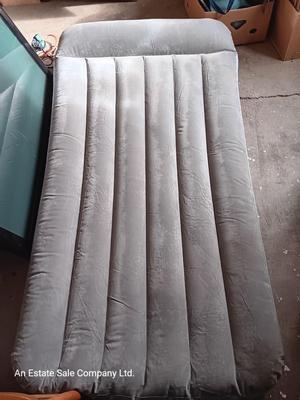 Twin sized inflatable mattress with built in air pump